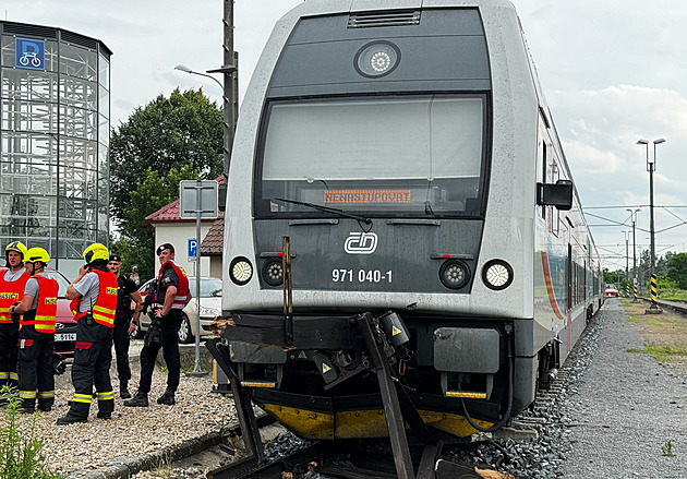 Vlak v Milovicích prorazil zarážedlo, při dojezdu k nástupišti vykolejil