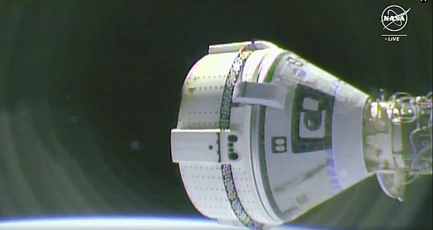 Únik hélia a potíže s tryskami, ale i tak se loď Starliner připojila k ISS