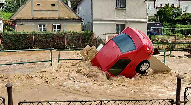Povodně zpustošily západní Čechy. Zasahovaly vrtulníky, sesuv zastavil trať