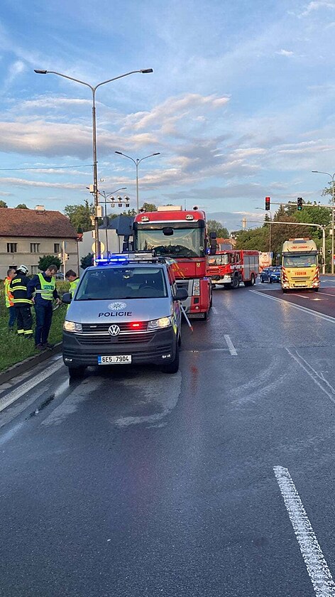 Tragická dopravní nehoda se stala na svtelné kiovatce na prtahu mstem.