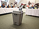 Volební komise dohlíí na prbh voleb do Evropského parlamentu. (7. ervna...