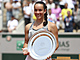 Tereza Valentová pózuje s trofejí pro vítzku dvouhry juniorek na Roland Garros.