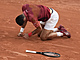 Srb Novak Djokovi nkolikrát bhem osmifinále skonil na kurtu.