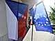 Vlajka R a EU ped volební místností v kuleníkovém klubu ve Zlín, kde 25....