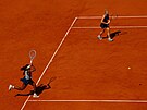 Coco Gauffová a Kateina Siniaková ve finále enské tyhry Roland Garros.