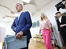 Andrej Babi a Monika Babiová pichází do volební místnosti. (7. ervna 2024)
