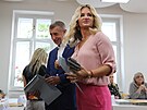 Andrej Babi a Monika Babiová pichází do volební místnosti. (7. ervna 2024)
