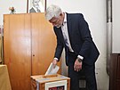 Prezident Petr Pavel odevzdává svj volební hlas pi volbách do Evropského...