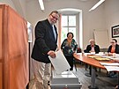 Alexandr Vondra volí ve volbách do Evropského parlamentu v Litomicích. (7....
