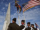 Amerití vojáci pi ceremonii u monumentu poblí Omaha Beach v Normandii, kde...