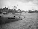 Snímek potopené lodi v pístavu Le Havre poízený v záí 1945 po skonení druhé...