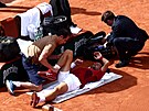 Srb Novak Djokovi se nechává oetit bhem osmifinále Roland Garros