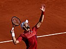 Novak Djokovi podává bhem osmifinále Roland Garros.