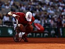 Srb Novak Djokovi hledí k zemi bhem osmifinále Roland Garros.