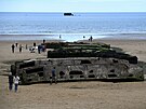 Betonové pozstatky mola vybudovaného bhem druhé svtové války v Normandii...