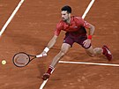 Novak Djokovi dobíhá míek ve tetím kole Roland Garros.