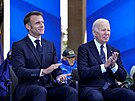 Emmanuel Macron a Joe Biden pi oslavách 80. výroí Dne D (6. ervna 2024)