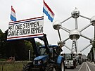 Svými hlasy Evropu zpomalíme stojí na transparentu na jednom z traktor,...