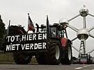 Jeden z traktor na demonstraci v Bruselu veze transparent hlásající Dál u...