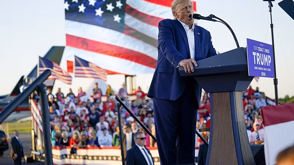 Agresivní a vyhrocené kampan, to Donald Trump umí. Ale dodrovat sliby? To u...