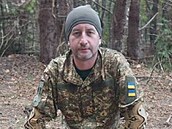 Ukrajinský spisovatel Serhij adan nastoupil k brigád Chartija Ukrajinské...
