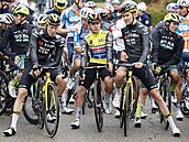 Cyklisté debatují v páté etap závodu Critérium du Dauphiné. Ve lutém je Remco...