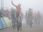 V husté mlze si dánský cyklista Magnus Cort dojel pro vítzství v druhé etap...