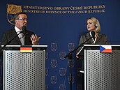 Nmecký ministr obrany Boris Pistorius s ministryní obrany Janou ernochovou na...