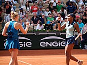 Kateina Siniaková a Coco Gauffová se radují na Roland Garros.