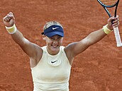 Ruská tenistka Mirra Andrejevová slaví výhru ve tvrtfinále Roland Garros.
