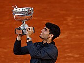Carlos Alcaraz slaví výhru na Roland Garros.