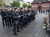 Nmetí policisté uctívají památku svého kolegy v nmeckém Mannheimu poté, co...