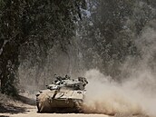 Izraelský tank na jiní hranici s Pásmem Gazy. (2. ervna 2024)