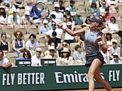 Laura Samson hraje forhend ve finále dvouhry juniorek na Roland Garros.