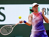 Polka Iga wiateková hraje forhend ve finále Roland Garros.
