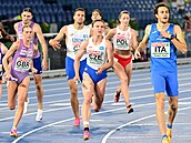Barbora Malíková vbíhá do závreného úseku tafety na 4x400 metr.