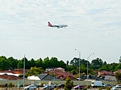 Na letiti v australském Perthu pistává letoun spolenosti QantasLink. (9....