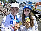 Kanoisté Jií Prskavec a Gabriela Satková pózují se zlatými medailemi, které...