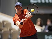 Jannik Sinner odehrává mí v prvním setu semifinálového utkání Roland Garros.