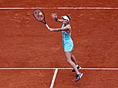 Markéta Vondrouová se natahuje po míku ve tvrtfinále Roland Garros.