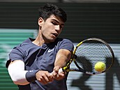Carlos Alcaraz hraje bekhend v semifinále Roland Garros.