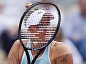 Markéta Vondrouová za výpletem rakety ve tvrtfinále Roland Garros.