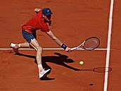 Jannik Sinner dobíhá míek v semifinále Roland Garros.