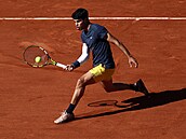 Carlos Alcaraz si dobíhá pro forhend v semifinále Roland Garros.