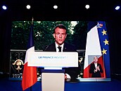 Francouzský prezident Emmanuel Macron hovoí pes obrazovku v sídle krajn...