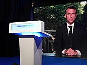 Francouzský prezident Emmanuel Macron hovoí pes obrazovku v sídle krajn...