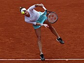 Markéta Vondrouová podává v osmifinálovém zápase Roland Garros.
