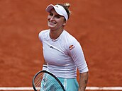Markéta Vondrouová se raduje z postupu do tvrtfinále Roland Garros.