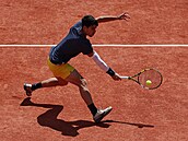 panlský tenista Carlos Alcaraz dobíhá míek ve finále Roland Garros.