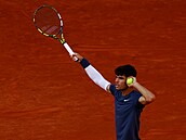 Carlos Alcaraz hecuje fanouky ve finále Roland Garros.